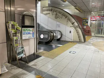 左側にエスカレーター