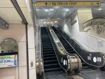 赤坂見附中央改札～エスカレーター