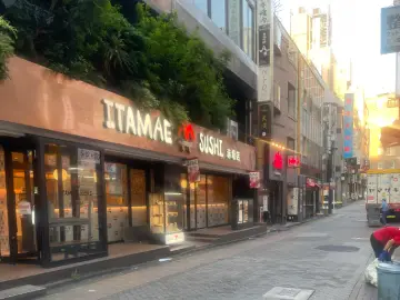 突き当りの一ツ木通りへ