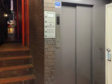 階段を降りたところにエレベーター